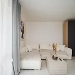 Apartman Homely By Bookinghost